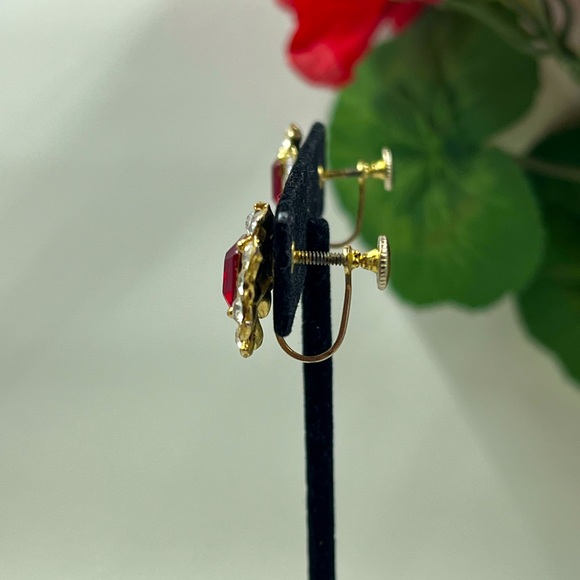 BM CO Signed Vintage 1960s Red Crystal Screw Back Earrings - Picture 3 of 6